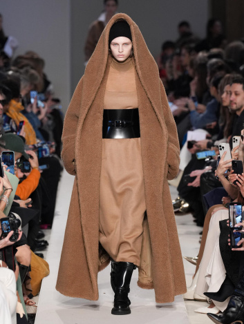 Fotoservizio/FW 23-24/WOMEN/SFILATA/MAX MARA/DP2/0