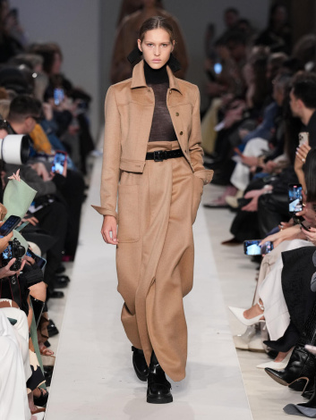 Fotoservizio/FW 23-24/WOMEN/SFILATA/MAX MARA/DP2/2