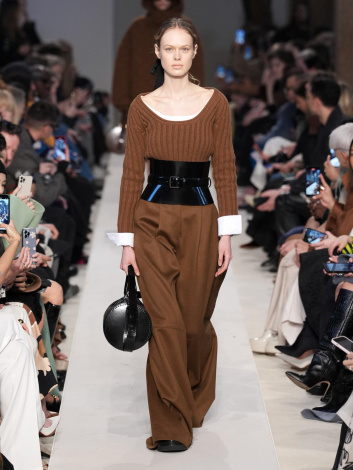 Fotoservizio/FW 23-24/WOMEN/SFILATA/MAX MARA/DP2/4
