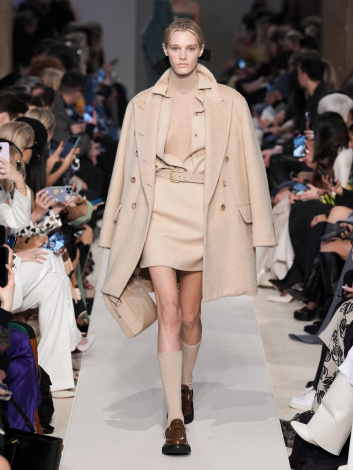 Fotoservizio/FW 23-24/WOMEN/SFILATA/MAX MARA/DP2/0