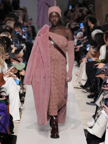 Fotoservizio/FW 23-24/WOMEN/SFILATA/MAX MARA/DP2/2