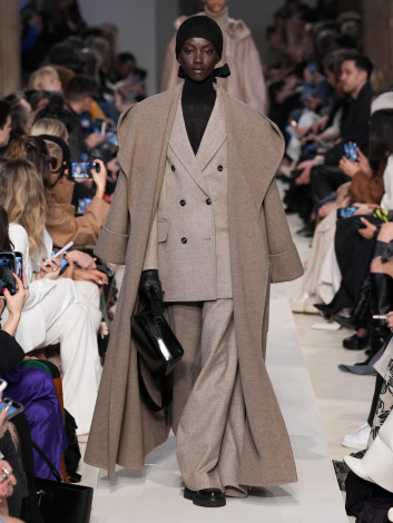 Fotoservizio/FW 23-24/WOMEN/SFILATA/MAX MARA/DP2/4