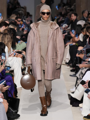 Fotoservizio/FW 23-24/WOMEN/SFILATA/MAX MARA/DP2/5
