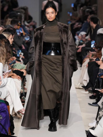 Fotoservizio/FW 23-24/WOMEN/SFILATA/MAX MARA/DP2/0