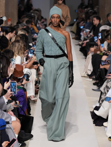 Fotoservizio/FW 23-24/WOMEN/SFILATA/MAX MARA/DP2/2
