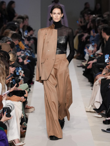 Fotoservizio/FW 23-24/WOMEN/SFILATA/MAX MARA/DP2/4