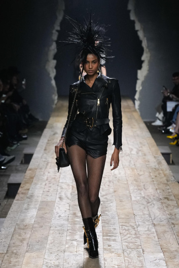 Fotoservizio/FW 23-24/WOMEN/SFILATA/MOSCHINO/DP2/2