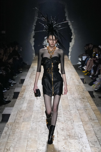 Fotoservizio/FW 23-24/WOMEN/SFILATA/MOSCHINO/DP2/4
