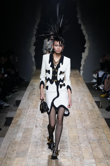 Fotoservizio/FW 23-24/WOMEN/SFILATA/MOSCHINO/DP2/6