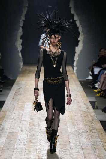 Fotoservizio/FW 23-24/WOMEN/SFILATA/MOSCHINO/DP2/1