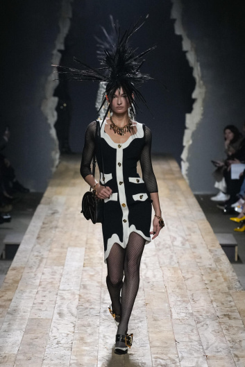 Fotoservizio/FW 23-24/WOMEN/SFILATA/MOSCHINO/DP2/0
