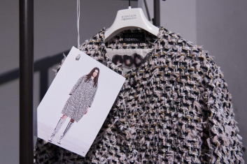 Fotoservizio/FW 23-24/WOMEN/PRESENTAZIONE/GIANLUCA CAPANNOLO/DP2/25