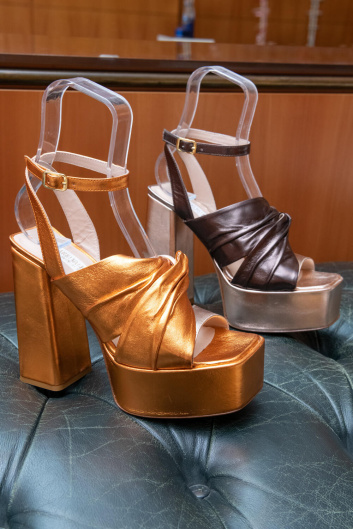 Fotoservizio/SS 2023/WOMEN/PRESENTAZIONE/MARIO VALENTINO/DP2/6