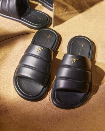 Fotoservizio/SS 2023/WOMEN/PRESENTAZIONE/GIUSEPPE ZANOTTI/DP2/3