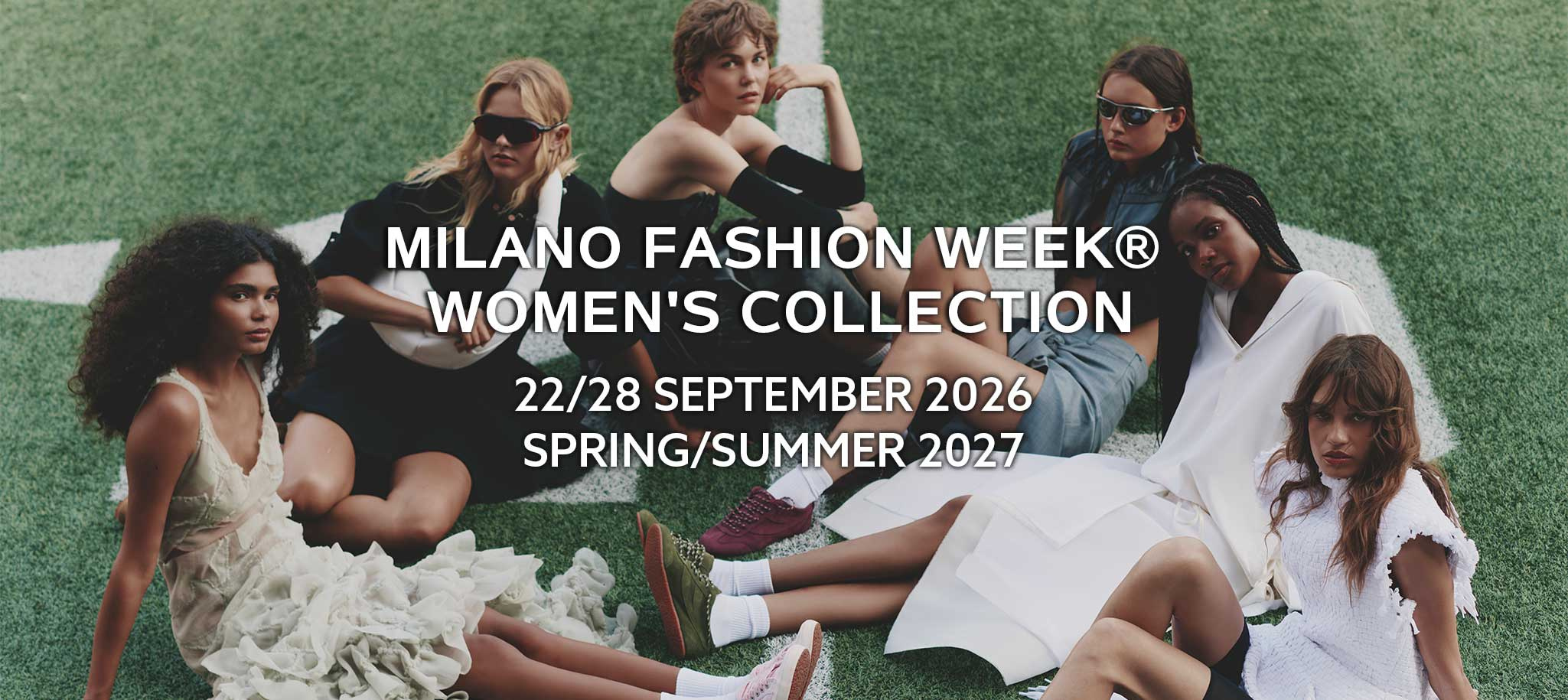 Campagna ufficiale Milano Fashion Week Women's Collection, 22–28 settembre 2026, con modelli su un campo verde