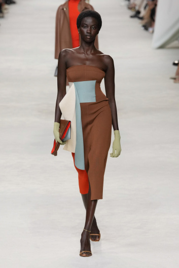Fotoservizio/SS 2024/WOMEN/SFILATA/FENDI/DP2/0