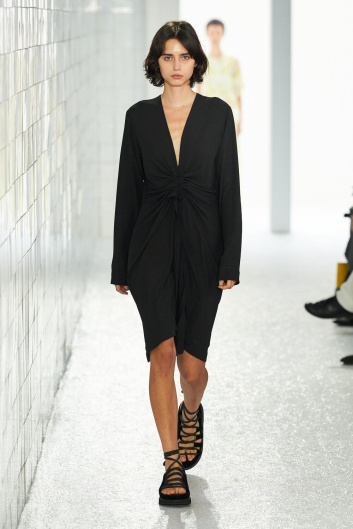 Fotoservizio/SS 2024/WOMEN/SFILATA/ONITSUKA TIGER/DP2/44