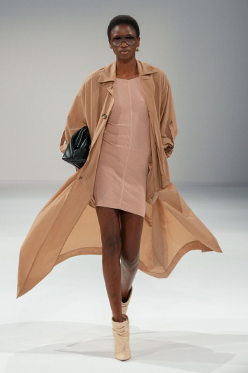 Fotoservizio/SS 2024/WOMEN/SFILATA/PHILOSOPHY DI LORENZO SERAFINI/DP2/6