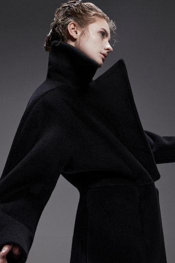 Fotoservizio/FW 23-24/WOMEN/PRESENTAZIONE/MILA SCHÖN/DP2/7