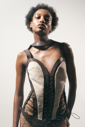 Fotoservizio/FW 23-24/WOMEN/PRESENTAZIONE/SALVATORE VIGNOLA/DP2/19