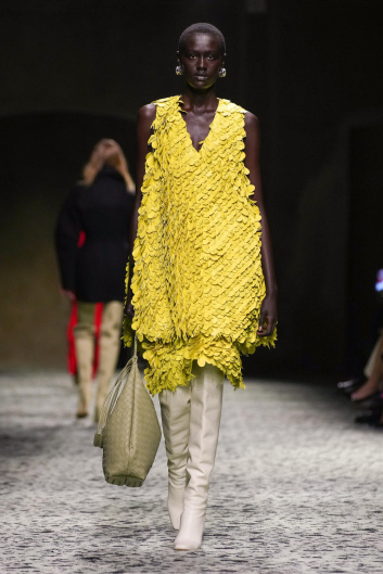 Fotoservizio/FW 23-24/WOMEN/SFILATA/BOTTEGA VENETA/DP2/17