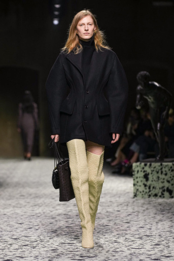 Fotoservizio/FW 23-24/WOMEN/SFILATA/BOTTEGA VENETA/DP2/13