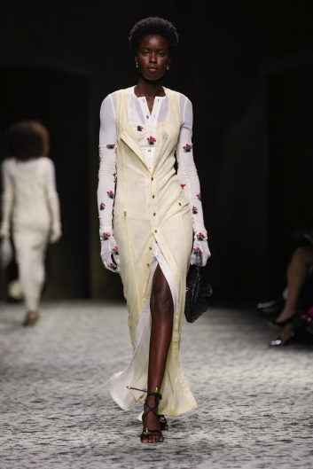 Fotoservizio/FW 23-24/WOMEN/SFILATA/BOTTEGA VENETA/DP2/4