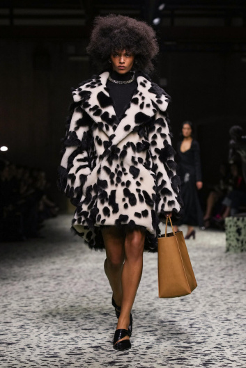 Fotoservizio/FW 23-24/WOMEN/SFILATA/BOTTEGA VENETA/DP2/16