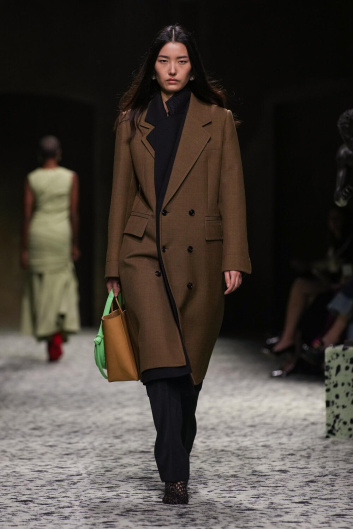 Fotoservizio/FW 23-24/WOMEN/SFILATA/BOTTEGA VENETA/DP2/19