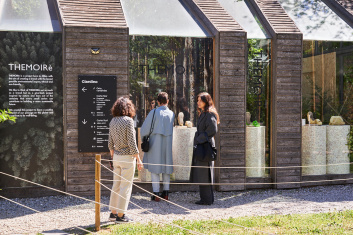 Fotoservizio/SS 2023/DESIGN/EVENTO/THEMOIRÈ/DP2/13