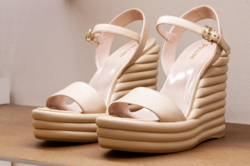 Fotoservizio/SS 2024/WOMEN/PRESENTAZIONE/POLLINI/DP2/18