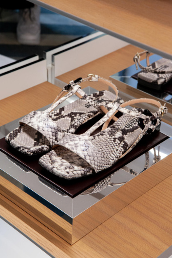 Fotoservizio/SS 2024/WOMEN/PRESENTAZIONE/POLLINI/DP2/15