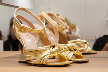 Fotoservizio/SS 2024/WOMEN/PRESENTAZIONE/POLLINI/DP2/8