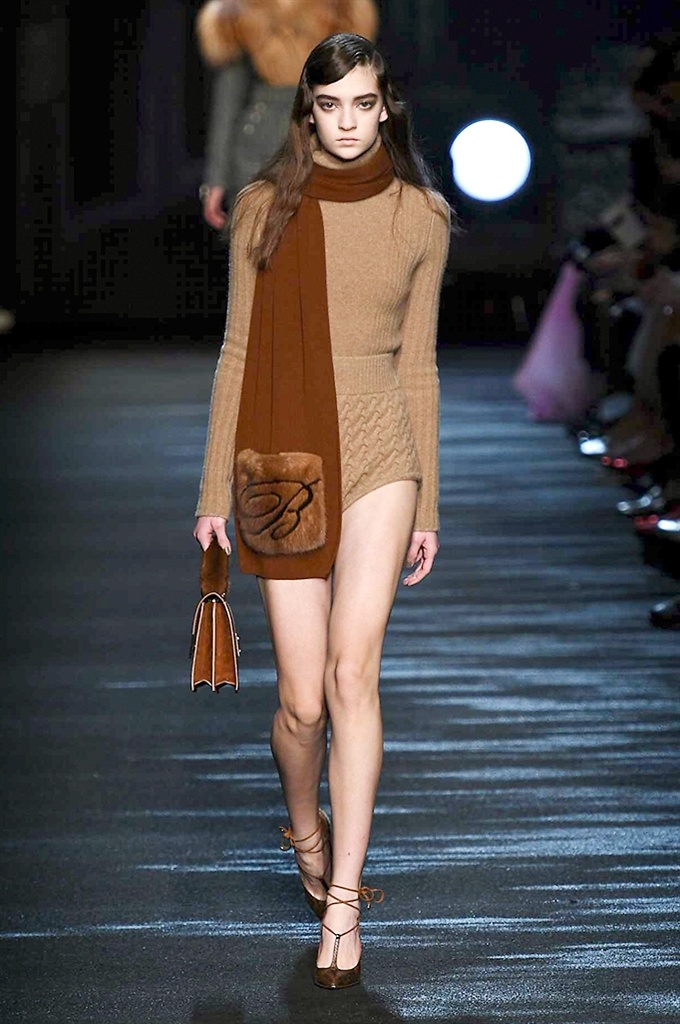 Fotoservizio/FW 2016-2017/WOMEN/BLUMARINE/DP2/2