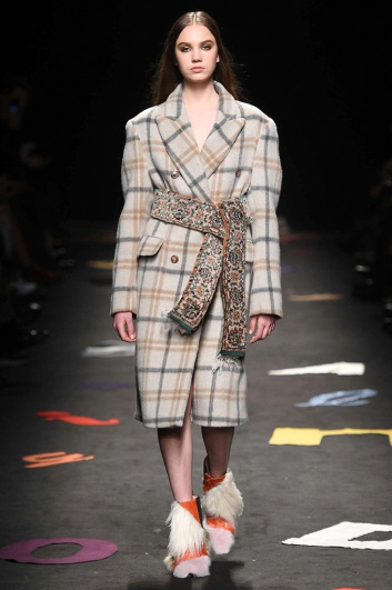 Fotoservizio/FW 2017-2018/WOMEN/MAURIZIO PECORARO/DP2/6