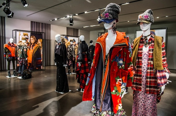Fotoservizio/FW 2017-2018/WOMEN/DSQUARED2/DP2/76