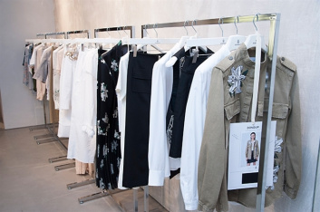 Fotoservizio/SS 2018/WOMEN/DONDUP/DP2/13