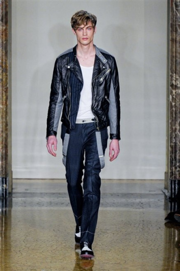 Fotoservizio/FW 2012-2013/MEN/MOSCHINO/D1/7