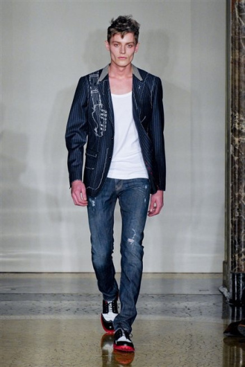 Fotoservizio/FW 2012-2013/MEN/MOSCHINO/D1/10