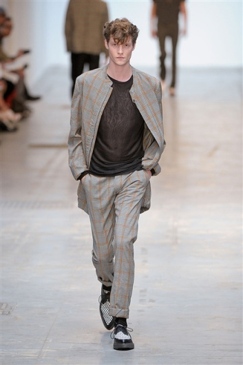 Fotoservizio/SS 2012/MEN/COSTUME NATIONAL HOMME/D1/9