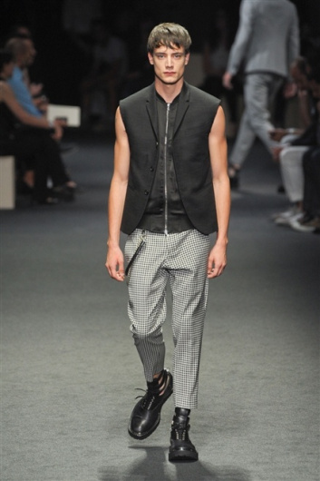 Fotoservizio/SS 2012/MEN/NEIL BARRETT/D1/2