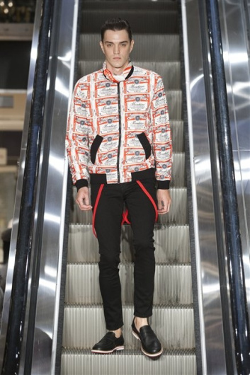 Fotoservizio/SS 2013/MEN/MOSCHINO/D1/0