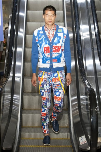 Fotoservizio/SS 2013/MEN/MOSCHINO/D1/4