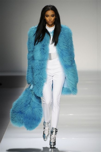 Fotoservizio/FW 2012-2013/WOMEN/BLUMARINE/D1/1