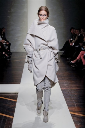 Fotoservizio/FW 2012-2013/WOMEN/GIANFRANCO FERRE'/D1/4