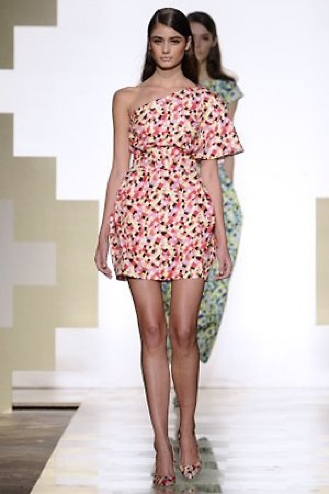 MILA SCHÖN, LA RAGAZZA PERBENE