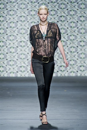 Fotoservizio/SS 2013/WOMEN/ICEBERG/DP1/19