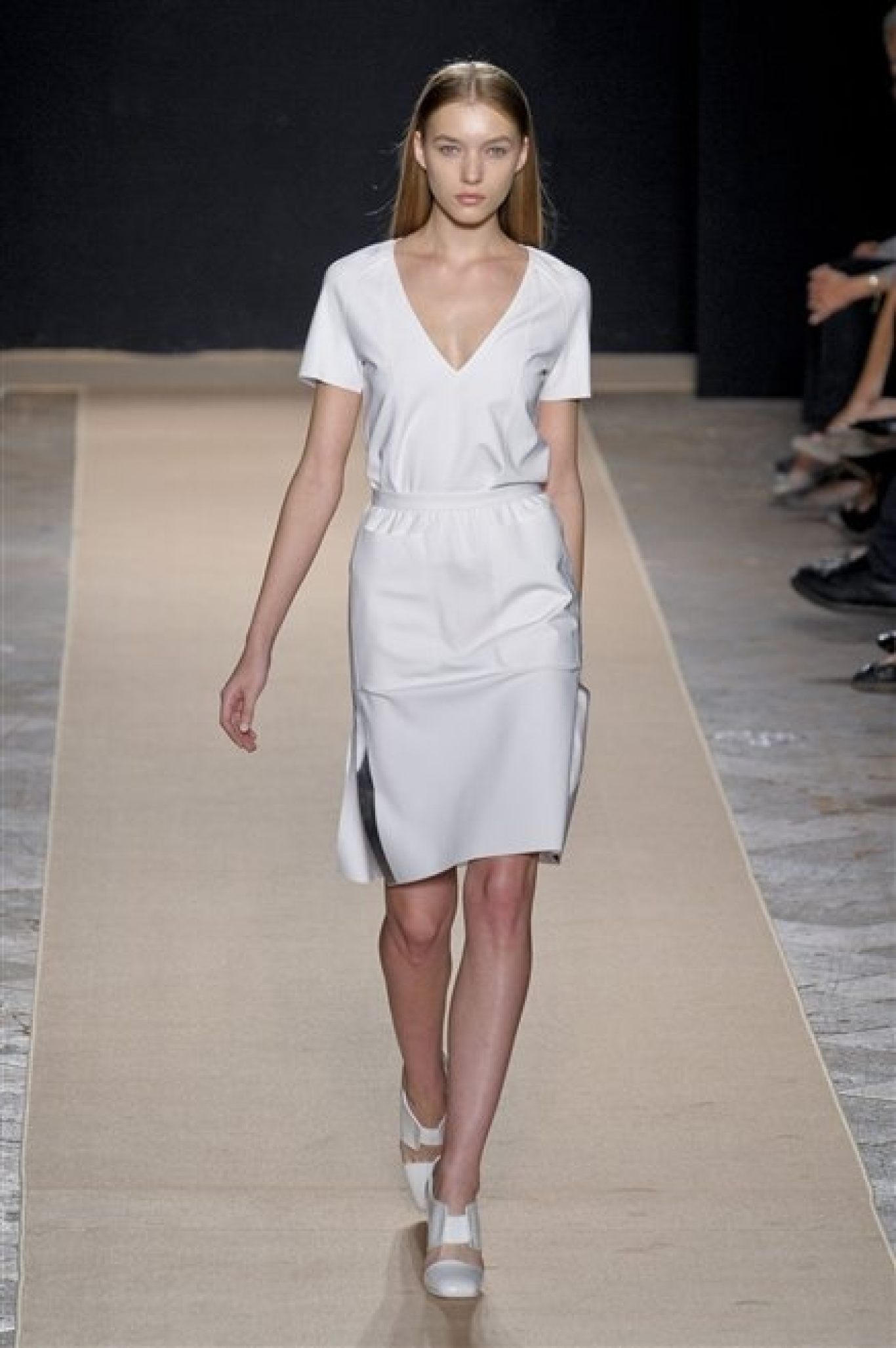 MARCO DE VINCENZO,  LEGGERA ELEGANZA