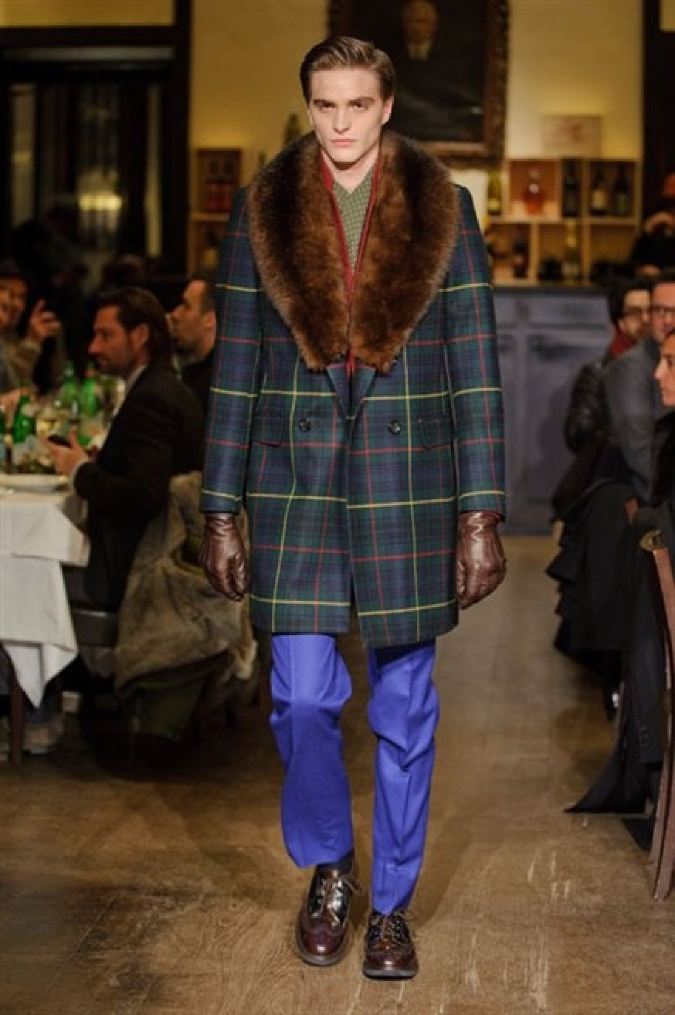 MOSCHINO, L’IRONIA VESTE TARTAN