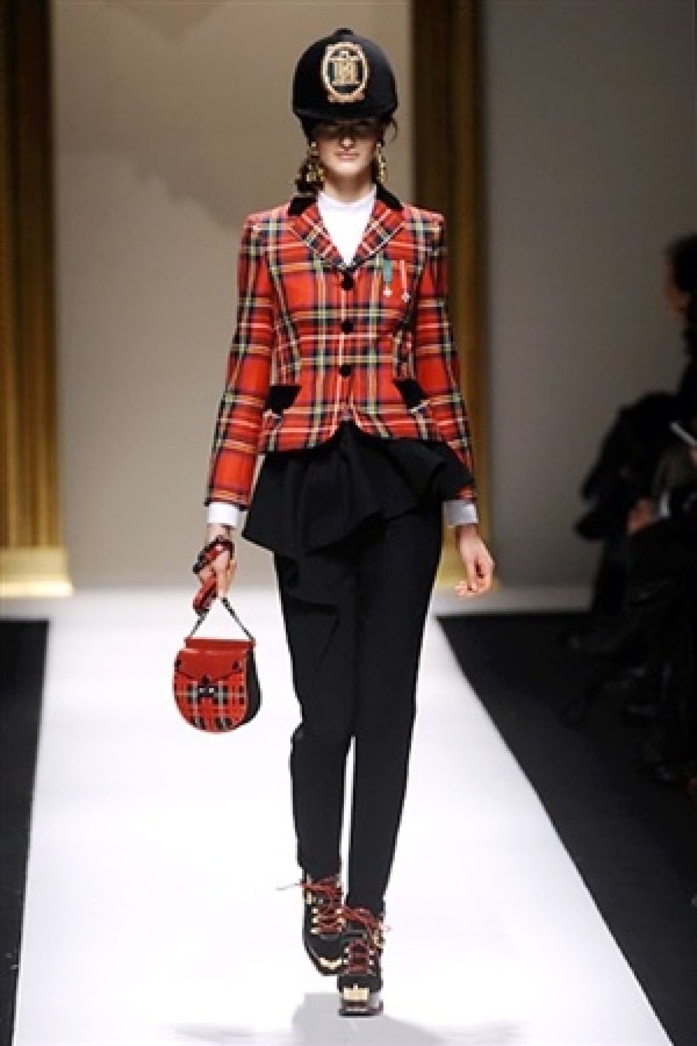 MOSCHINO, SALUTI DAL REGNO UNITO